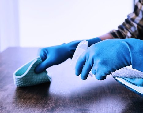 Une désinfection peut être via une solution de produits chimiques ou écologiques (vapeur...). 