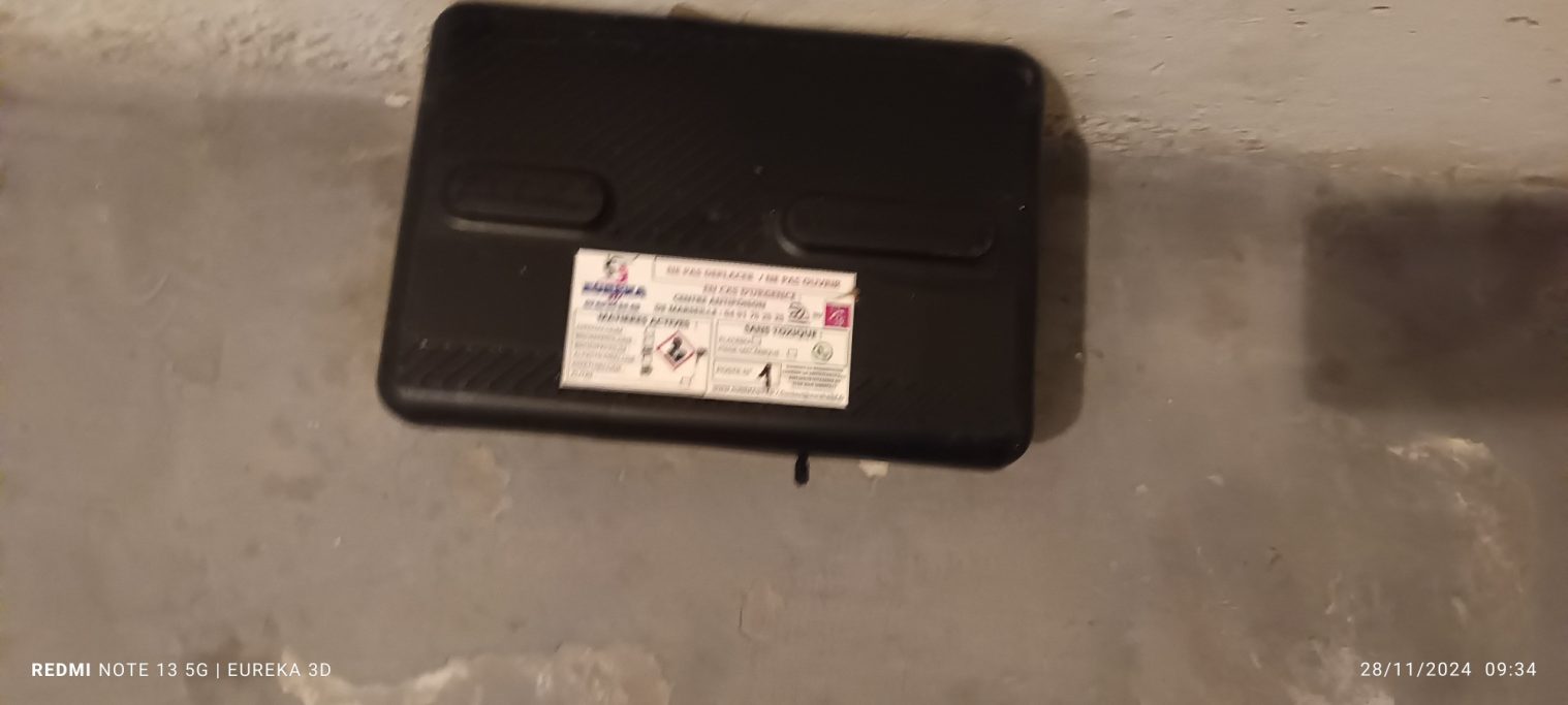 Photo d’une boîte d’appât sécurisée installée au sol dans le cadre d’une opération de dératisation professionnelle.